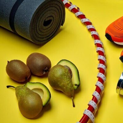 concept-exercice-nutrition-minceur-sante-chaussures-sport-orange-halteres-anneau-gymnastique_327813-923